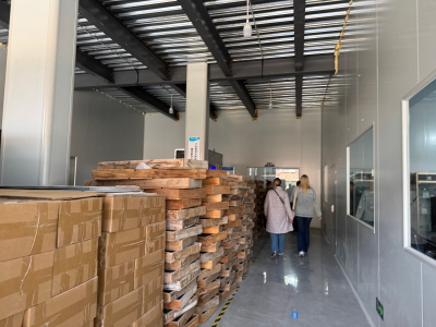 Cliente ruso visita la fábrica de bolas de biocerámica Longxin