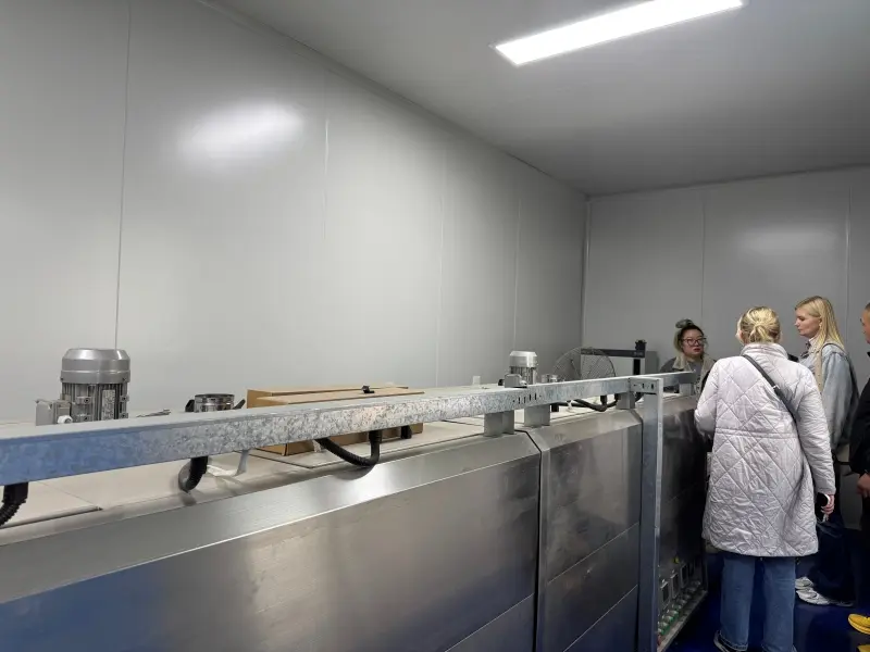 바이오 세라믹 볼 고객이 우리 공장을 방문했습니다.