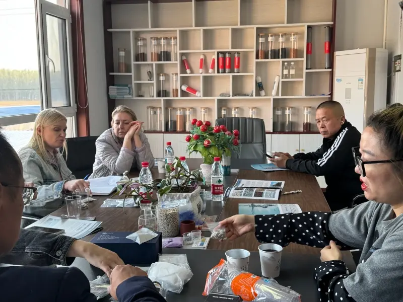 바이오 세라믹 볼 고객이 우리 공장을 방문했습니다.