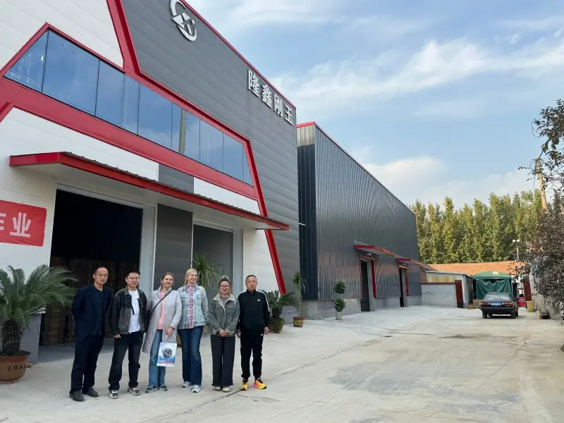 바이오 세라믹 볼 고객이 우리 공장을 방문했습니다.